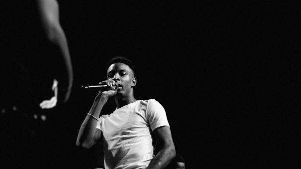 Free 21 savage is having mike in hand wearing white t shirt in black background hd 21 savage wallpaper download