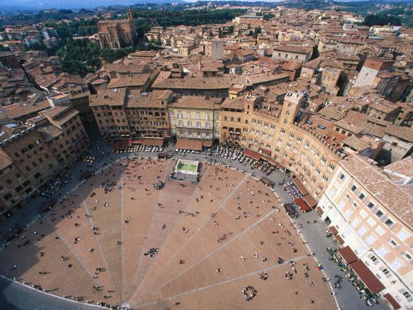 Free aerial view of piazza del campo italy wallpaper download