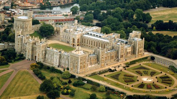 Free aerial view of royal residence windsor castle in uk hd travel wallpaper download