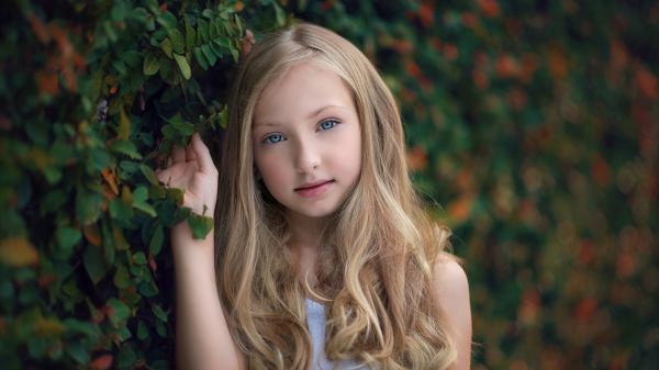 Free ash eyes blonde cute little girl is standing near plant wearing white dress hd cute wallpaper download