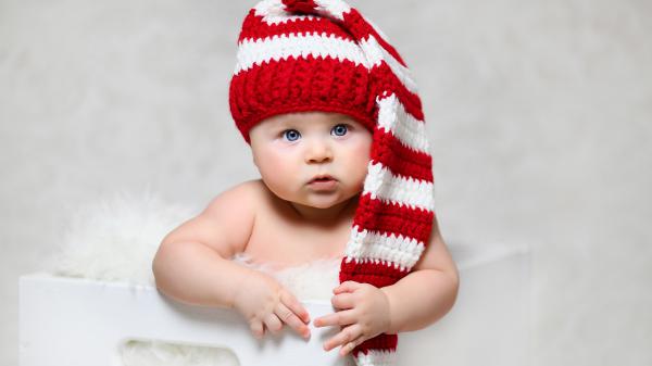 Free baby is sitting in the white box and wearing knit wool cap 4k hd cute wallpaper download