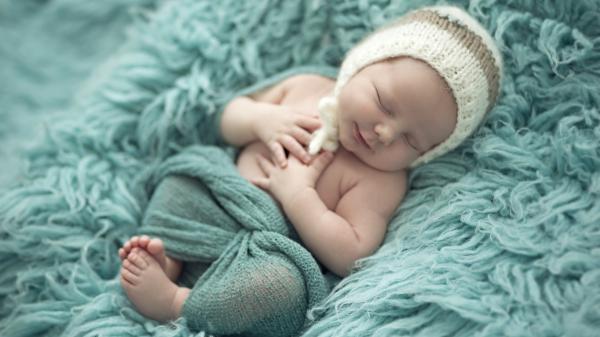 Free baby is sleeping on woolen mat and wearing sandal knit cap hd cute wallpaper download