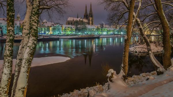 Free bavaria city building during evening germany house with lights regensburg with reflection on river hd travel wallpaper download