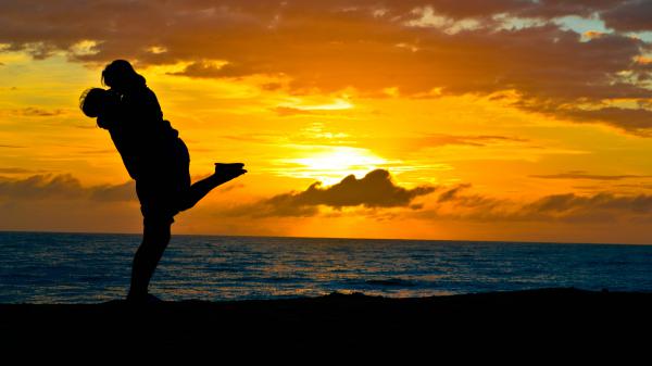 Free beach couple silhouette 5k wallpaper download