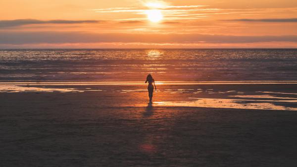 free beach sunset girl 4k wallpaper download