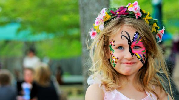 Free beautiful little girl with painting face is wearing flowers headband hd cute wallpaper download