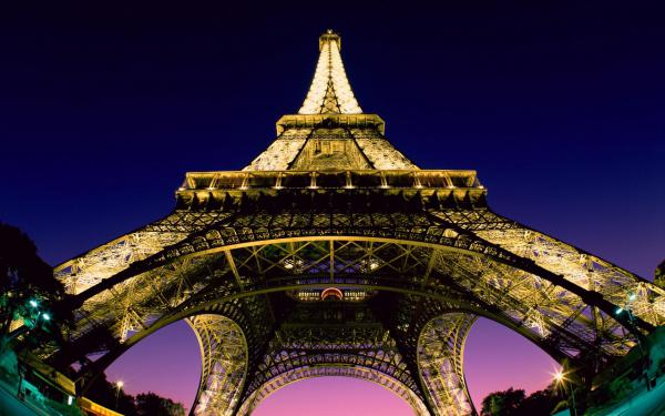 Free beneath the eiffel tower wallpaper download