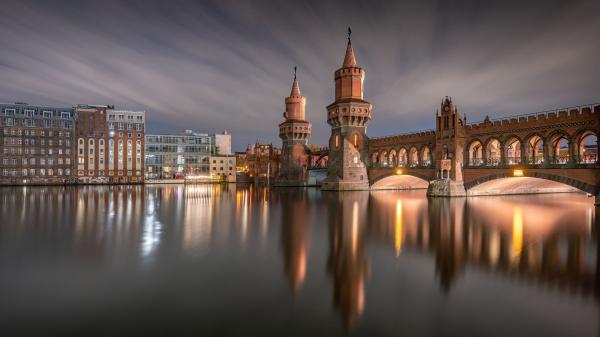 Free berlin building germany oberbaum bridge with reflection on river 4k 5k hd travel wallpaper download