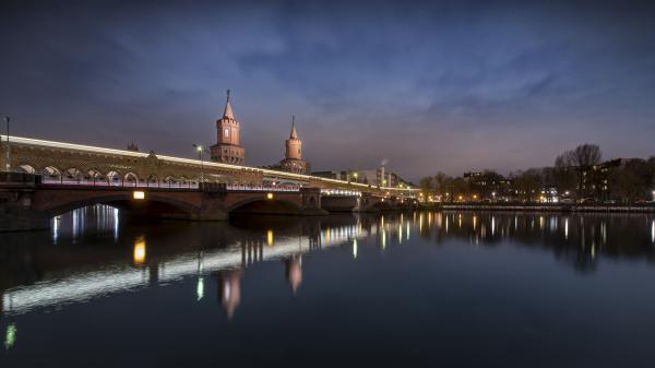 Free berlin germany oberbaum bridge above river with reflection 4k 5k hd travel wallpaper download