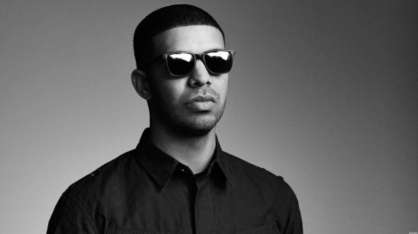 Free black and white photo of drake wearing goggles and black shirt hd drake wallpaper download