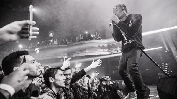 Free black and white photo of travis scott is singing in front of audience wearing black dress hd travis scott wallpaper download