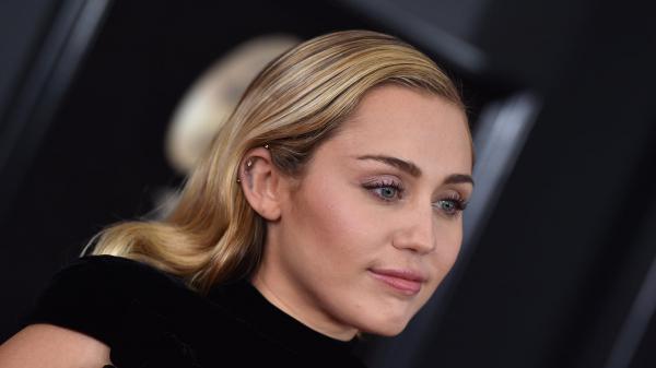 Free black dress wearing miley cyrus with blonde hair and gray eyes hd miley cyrus wallpaper download