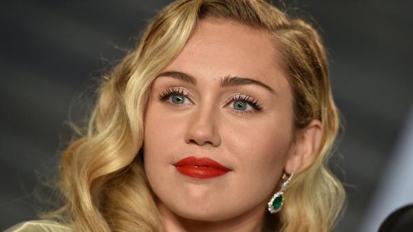 Free blonde hair and gray eyes miley cyrus with green stone earring 4k hd miley cyrus wallpaper download