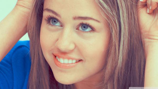 Free blue eyes miley cyrus on closeup hd miley cyrus wallpaper download