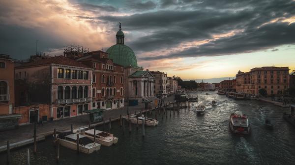 Free boats on river between buildings under black cloudy sky in italy venice hd travel wallpaper download