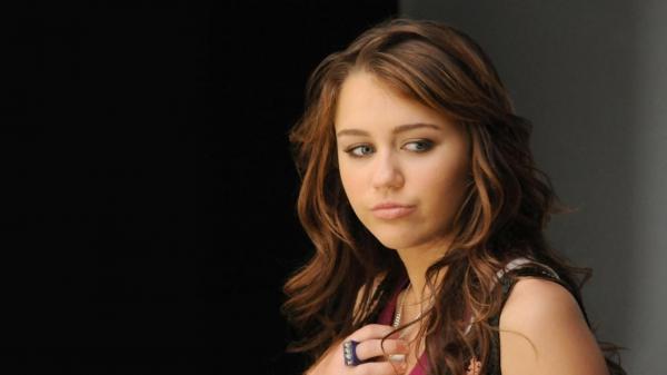 Free brown hair miley cyrus with black background hd miley cyrus wallpaper download