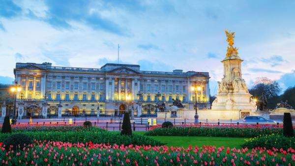 Free buckingham palace with lights during evening time in london england 4k hd travel wallpaper download