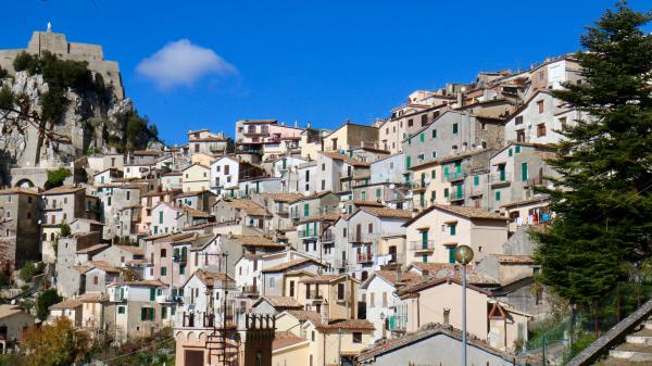 Free building house in italy under blue sky hd travel wallpaper download