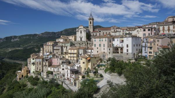 Free buildings on mountain in italy under cloudy blue sky 4k hd travel wallpaper download