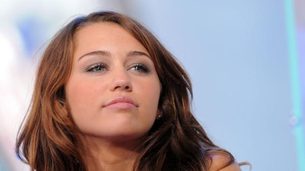 Free calm look of miley cyrus with shallow background hd miley cyrus wallpaper download