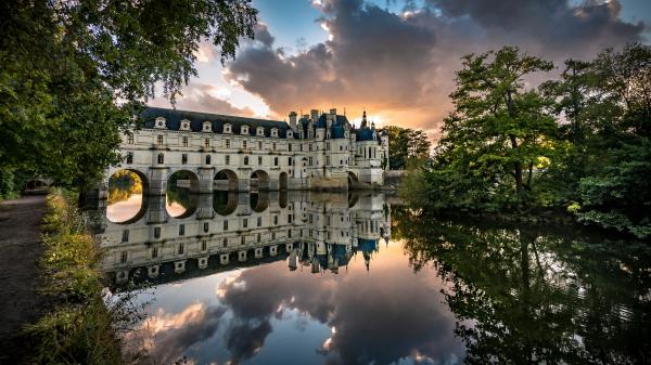 Free castle chateau de chenonceau with reflection on river under cloudy sky 4k 5k hd travel wallpaper download