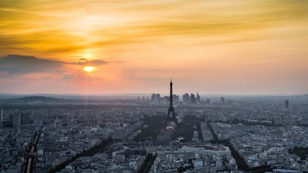 Free cityscape of france paris and eiffel tower with yellow sky background during sunset hd travel wallpaper download