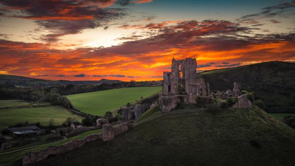 Free corfe castle on hill during sunset in dorse england 4k hd travel wallpaper download