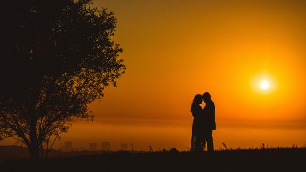 Free couple romantic sunset 5k wallpaper download