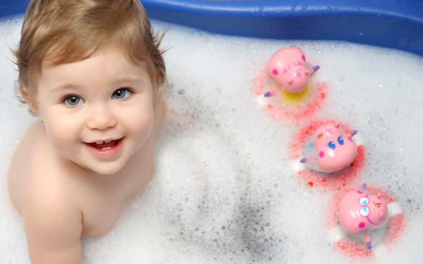 Free cute baby bath wallpaper download