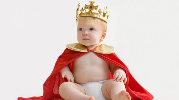 Free cute baby boy is wearing golden crown on head wearing red king cape hd cute wallpaper download