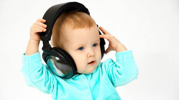 Free cute baby boy is wearing headphones wearing blue dress in a white background hd cute wallpaper download