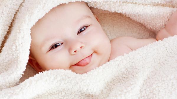 Free cute baby covered with white woolen towel with tongue out smiley hd cute wallpaper download