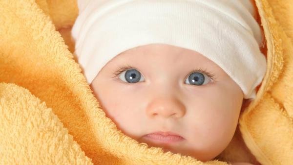 Free cute baby covered with yellow towel wearing white hat hd cute wallpaper download