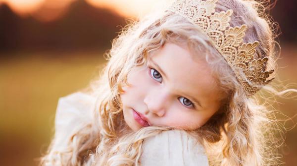 Free cute baby girl is having crown on head and wearing white frock hd cute wallpaper download