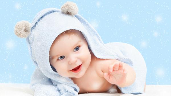 Free cute baby is lying down on white towel with sparkling background covered with towel hd cute wallpaper download