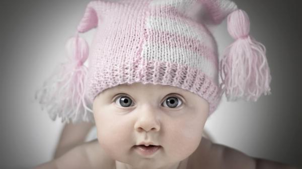 Free cute baby is wearing white pink woolen knitted cap hd cute wallpaper download