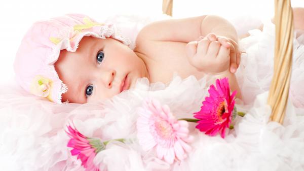 Free cute baby lying around flowers wearing white knit cap hd cute wallpaper download