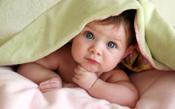 Free cute baby starring wallpaper download