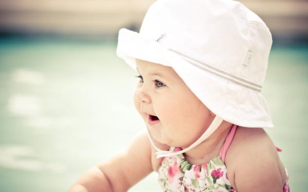 Free cute baby with hat wallpaper download