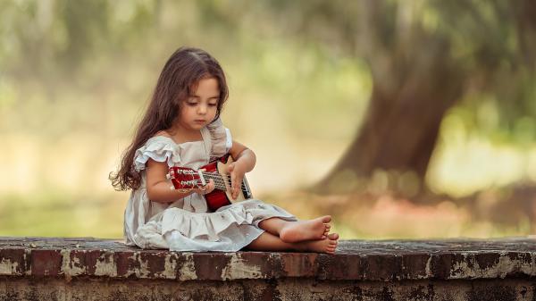 Free cute girl playing guitar wallpaper download