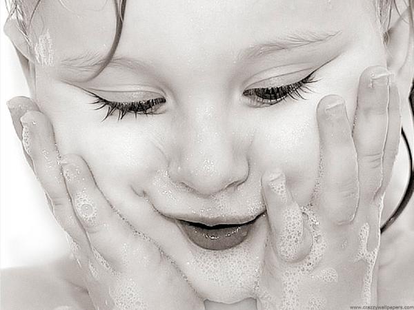 Free cute little child baby wallpaper download