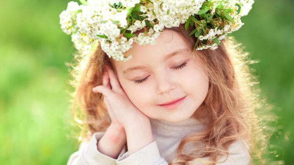 Free cute little girl blonde hair with closing eyes is lying on hands 4k hd cute wallpaper download