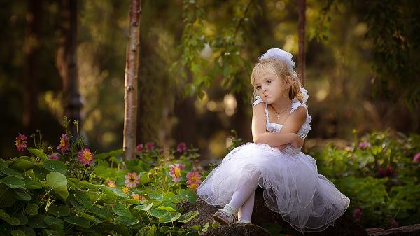 Free cute little girl is sitting on rock wearing white dress in blur background hd cute wallpaper download