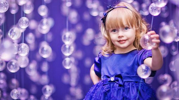 Free cute little girl is wearing blue dress standing in blur white balls background hd cute wallpaper download