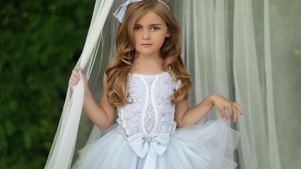 Free cute little girl is wearing white dress standing in white curtain background hd cute wallpaper download