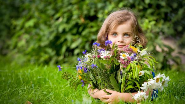 Free cute little girl with ash eyes is holding variety of flowers in hands in green background hd cute wallpaper download