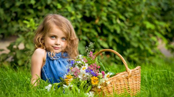 Free cute little girl with flower basket wearing blue dress in green leaves background 4k hd cute wallpaper download