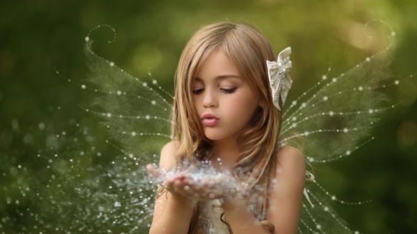 Free cute little girl with wings in green background hd cute wallpaper download