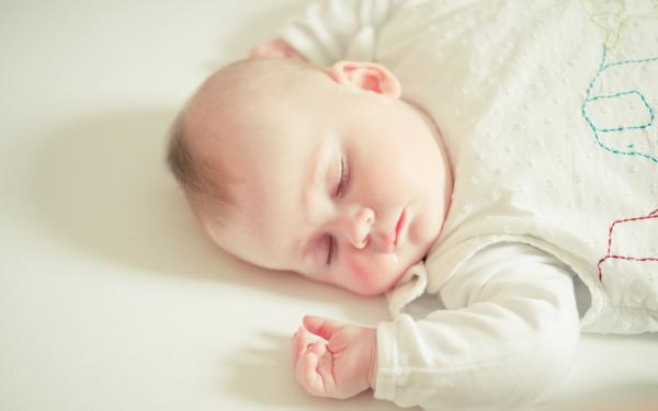 Free cute sleeping baby wallpaper download