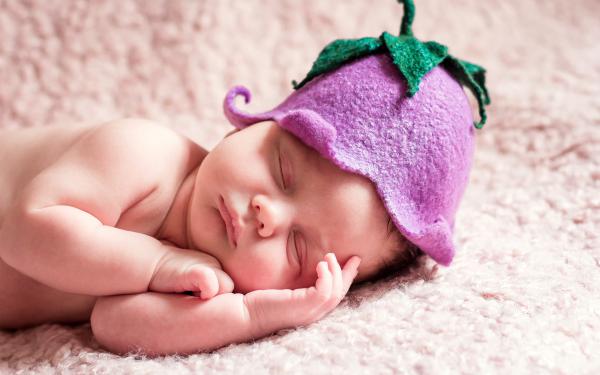 Free cute sleeping newborn baby wallpaper download